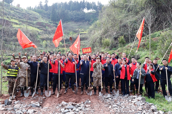 湘西凤凰：千名党员志愿者倾情服务助力文明创建