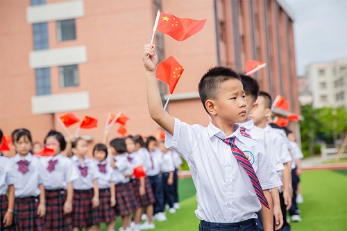 广东佛山“开学第一课”：升国旗颂祖国 传仁德树理想